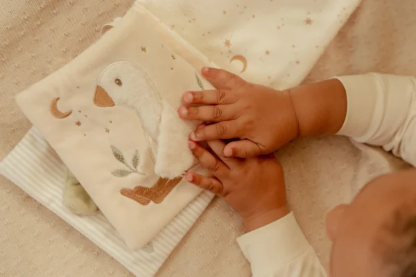 LITTLE DUTCH Livro Atividades Macio NewBorn Naturals