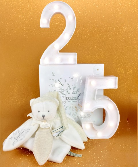 DOUDOU 25 ANOS - Urso Peluche Branco c/ Pétalas 25 CM