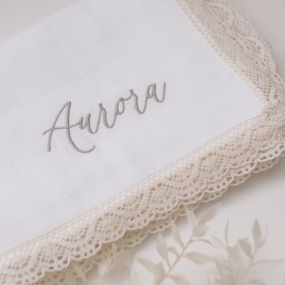 Fraldinha de pano bordada