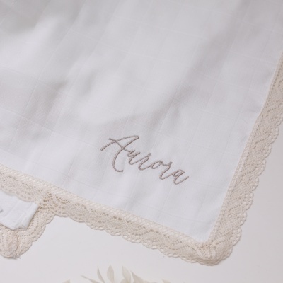 Fraldinha de pano bordada