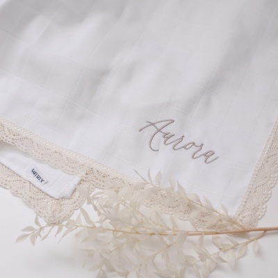 Fraldinha de pano bordada