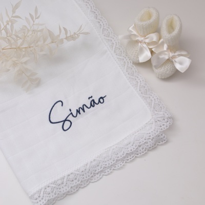 Fraldinha de pano bordada