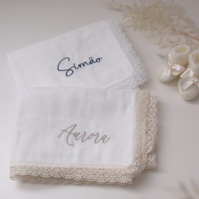 Fraldinha de pano bordada