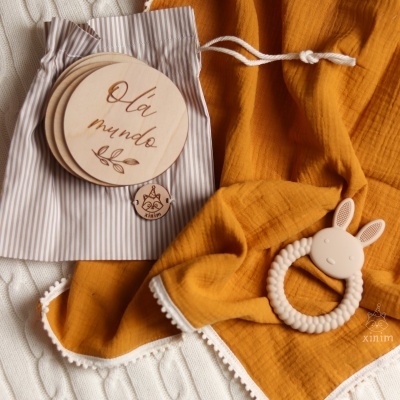 Kit bebé (milestones, fraldinha de pano e mordedor)