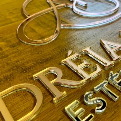 Letreiro de Acrílico Espelhado + Relevo Cristal Letreiro de Acrílico Espelhado + Relevo Cristal